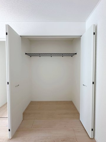 ●安佐北区落合南3丁目No.2の収納|キッチンパントリー☆
食材等のストックや掃除道具などを収納するのに便利です♪
