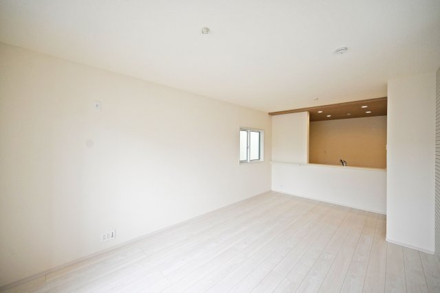 ブルーミングガーデン神田中通8丁目新築一戸建て│4LDK+並列駐車2台可(車種制限有)のキッチン|対面式キッチンやリビング階段など家族同士のつながりを感じやすい設計を基調としています。折下天井やアクセントクロスを設けるなど、デザイン性を向上させた内観に仕上がりました。