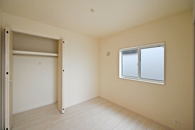 ブルーミングガーデン神田中通8丁目新築一戸建て│4LDK+並列駐車2台可(車種制限有)の子供部屋|-洋室約4.5帖(3F)-
洋室は将来的に二部屋に分けることが可能です。