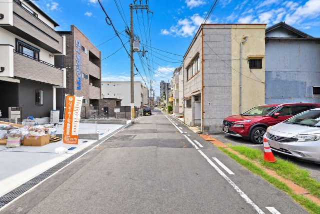 ブルーミングガーデン神田中通8丁目新築一戸建て│4LDK+並列駐車2台可(車種制限有)の前面道路含む現地写真|全戸駐車スペース2台分有り！(※車種制限有)税金や契約時の諸費用についても、分かりやすくご説明いたします。現地をご覧いただきながら、お住まいに関するご希望をぜひお聞かせください。