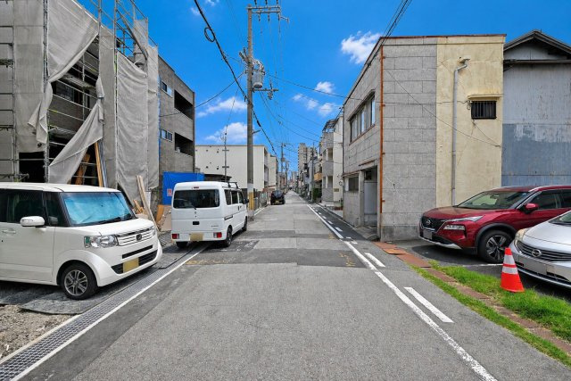 ブルーミングガーデン神田中通8丁目新築一戸建て│4LDK+並列駐車2台可(車種制限有)の前面道路含む現地写真|前面道路は南側に約5.7㎡幅です。