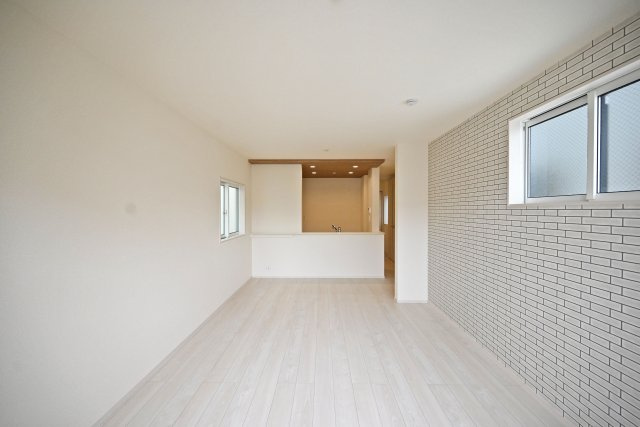 ブルーミングガーデン神田中通8丁目新築一戸建て│4LDK+並列駐車2台可(車種制限有)の居間・リビング|「視覚的に立体的なLDK」を常に考慮した設計が目を惹きます。写真のような折下天井を配置することで空間の住み分けや飽きの来ない生活を実現させます。