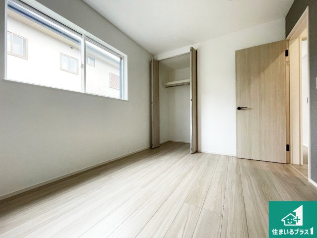 川西市大和西　第2期　新築一戸建ての洋室|収納スペースが充実しているので子供の成長に合わせてたくさん収納ができます！家族構成に合わせた様々な活用ができる収納！