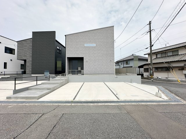 廿日市市対厳山3丁目 No.Cの駐車場|カースペースは車種により4台駐車可能☆
広々とした駐車スペースは来客時も安心です♪