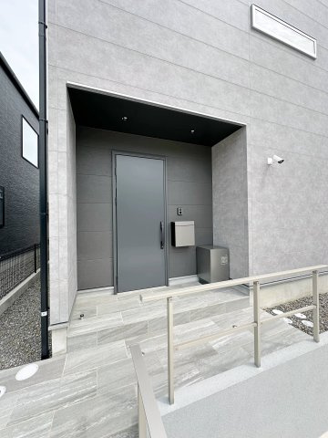 廿日市市対厳山3丁目 No.Cの玄関|宅配BOX付き玄関ポーチ☆
屋根も付いており、雨が降っても濡れる心配はありません♪