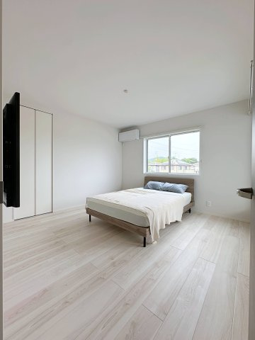 廿日市市対厳山3丁目 No.Aの寝室|8帖の広々とした主寝室☆
調光機能付きのLEDライト設置済みです♪
ベッド、テレビ、エアコンもそのままプレゼント！