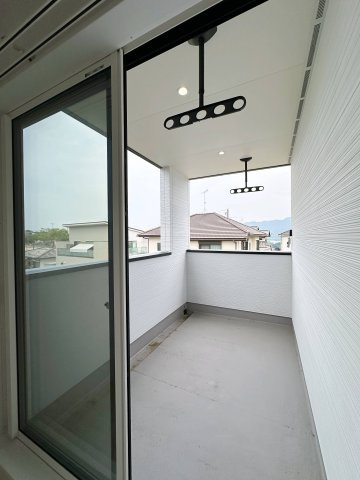 廿日市市対厳山3丁目 No.Aのバルコニー|バルコニー☆
しっかりと屋根があり急な天気の変化も安心です♪