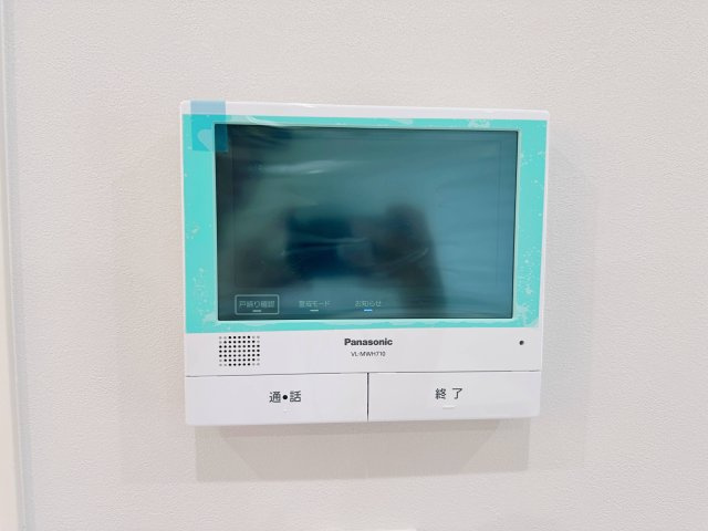 廿日市市対厳山3丁目 No.Aの防犯設備|ドアホン☆
来客があったとき、室内からカメラやマイクを使って相手や用件を確認できます。相手を事前に確認することができ、訪問販売対策や防犯面でも役に立つアイテムです♪