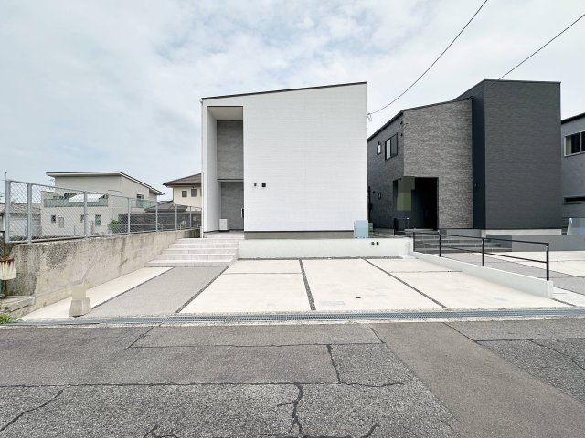廿日市市対厳山3丁目 No.Aの駐車場|カースペースは車種により4台駐車可能☆
広々とした駐車スペースは来客時も安心です♪