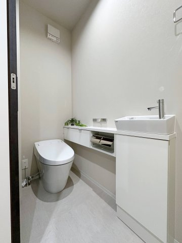 廿日市市対厳山3丁目 No.Bのトイレ|1階のウォシュレットトイレ☆
自動開閉機能付きの高機能タンクレストイレです♪