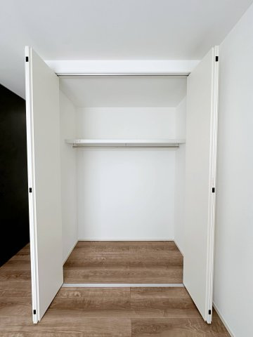 廿日市市対厳山3丁目 No.Bの収納|全居室収納☆
4.5帖洋室のクローゼットです♪