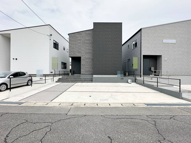 廿日市市対厳山3丁目 No.Bの駐車場|カースペースは車種により4台駐車可能☆
広々とした駐車スペースは来客時も安心です♪