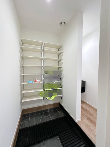 廿日市市対厳山3丁目 No.Bの居間・リビング|シューズクローク☆
土間続きのためベビーカー等の収納も便利です♪
