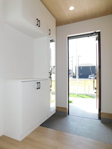 あま市七宝町川部出屋敷の新築一戸建の玄関|◇玄関収納◇　　家族の履物がしっかり収納できるミラー付きシューズ収納！　さらにベビーカーやアウトドア用品などが置けるシューズインクローク完備！
