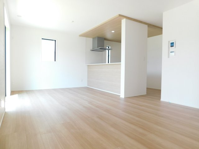 あま市七宝町川部出屋敷の新築一戸建の居間・リビング|◇リビング◇　　南面で明るいリビング約１６．０帖　会話が弾む対面キッチン♪