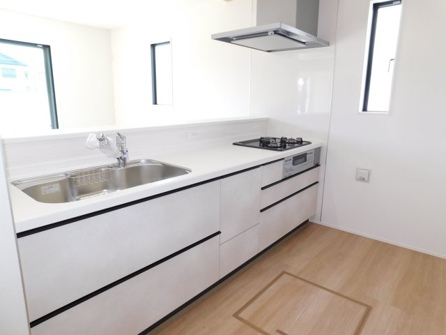 あま市七宝町川部出屋敷の新築一戸建のキッチン|◇キッチン◇　　人気の対面式・人造大理石カウンター・浄水器付ハンドシャワー・静音仕様シンク・スローインクローズレール・薄型換気扇・前面コンセント完備・床下収納庫 　