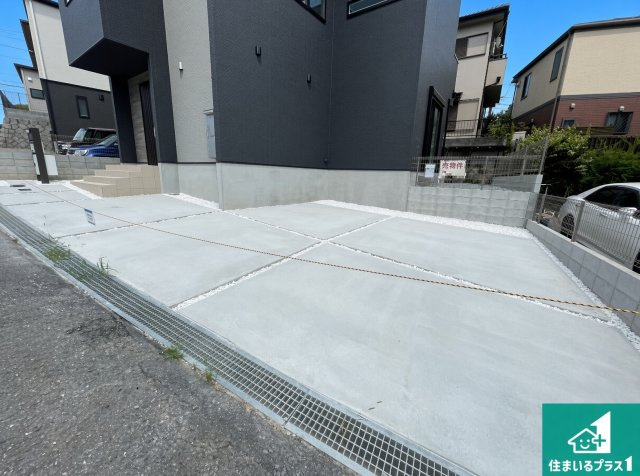 川西市大和西　第2期　新築一戸建ての駐車場|２台分の駐車スペース有り！急な来客でも安心です！


