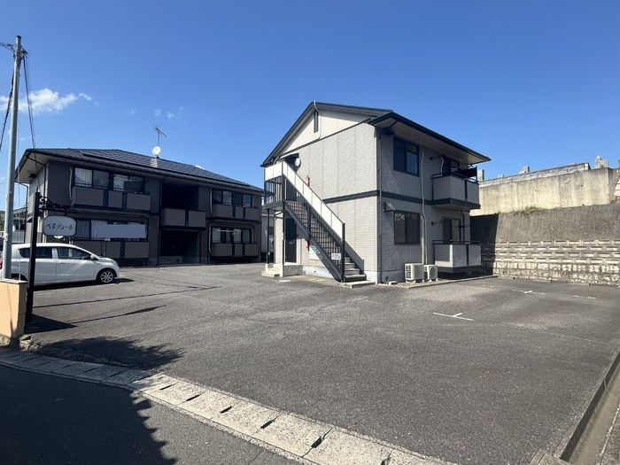 ベルデュール　B棟の駐車場