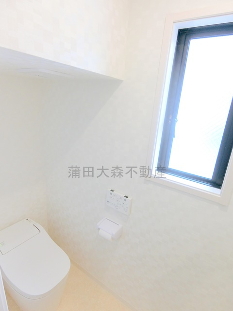 大田区蒲田一丁目のトイレ|窓と温水洗浄便座付きのトイレ