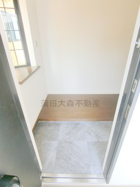 大田区蒲田一丁目の玄関|窓のある玄関