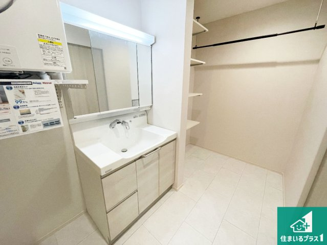 宝塚市中山台　第1期　新築一戸建ての独立洗面台|清潔感のある洗面台です。フラットな鏡は掃除がしやすく毎日清潔！鏡裏には収納があるのでスッキリとした洗面台が保てます。