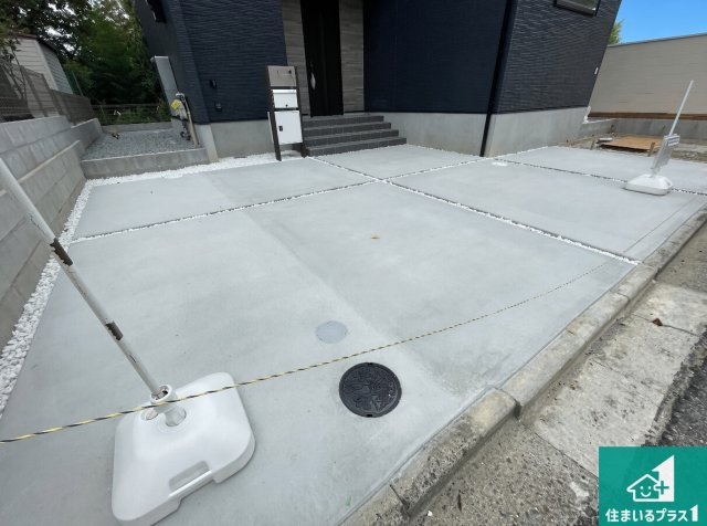 宝塚市中山台　第1期　新築一戸建ての駐車場|並列２台駐車可能！ゆとりの駐車スペースで車庫入れもスムーズ！

