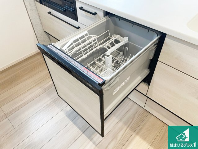 宝塚市中山台　第1期　新築一戸建ての設備|食事後の一仕事、食器洗いをボタン一つでお任せできちゃいます！場所を取らないビルトイン式なので、お料理スペースもしっかり確保！