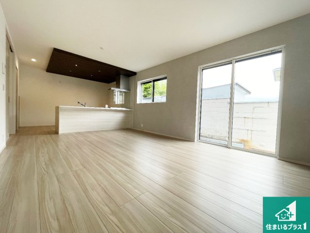 宝塚市中山台　第1期　新築一戸建ての居間・リビング|シンプルなリビングは、観葉植物等のインテリアを楽しめますね！パパ好みにも、ママ好みにも家具次第で雰囲気を変えることができます！