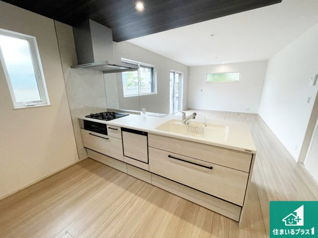 宝塚市中山台　第1期　新築一戸建てのキッチン|子供を見守りながらお料理が出来るため家族のコミュニケーションか増えます♪スペースが広く確保されている為お子様が大きくなったときは一緒に料理を楽しめます♪