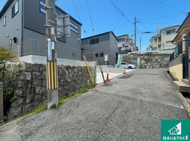 神戸市北区緑町　第3期　新築一戸建ての前面道路含む現地写真|周辺は閑静な住宅街！前面道路広々で車の出し入れも便利です。駐車が苦手な方でも安心して車庫入れできます！