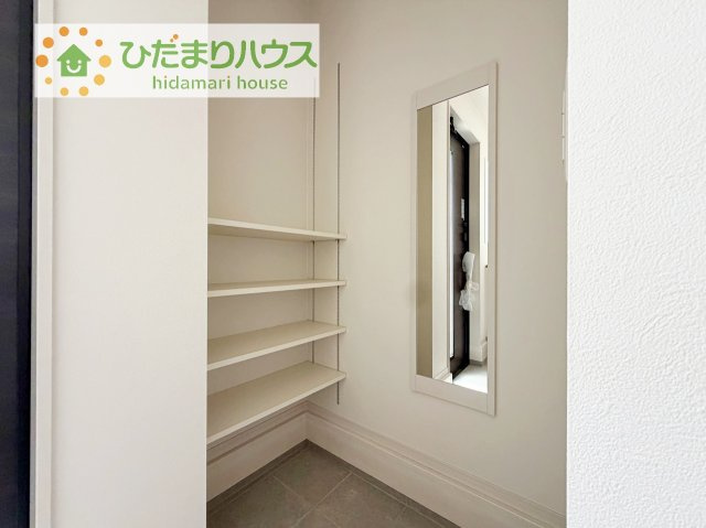 【洋室】 | つくば市東光台2期　新築戸建　2号棟 | シューズクロークは、レインコートやベビーカー、ゴルフバッグなど大きな荷物を置けるので、
いつでも玄関を綺麗に保てます(*^-^*)