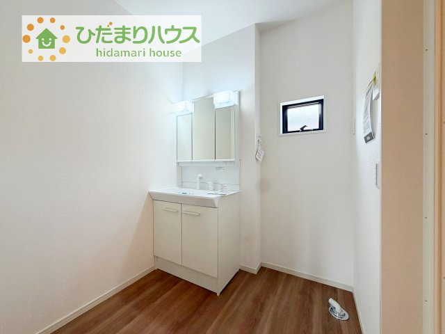 【独立洗面台】 | つくば市東光台2期　新築戸建　2号棟 | 三面鏡の大きな鏡は憧れます(^^♪
鏡の後ろは収納となっていて、細かいものでも収納できるのでスッキリと整理できます！