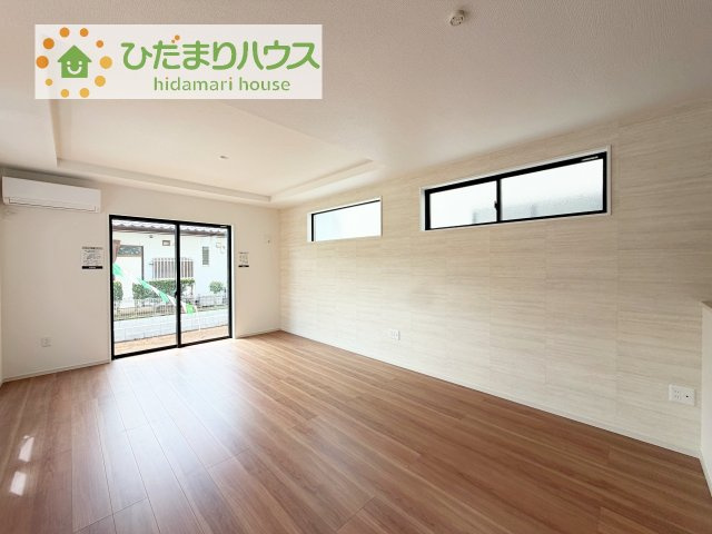 【居間・リビング】 | つくば市東光台2期　新築戸建　2号棟 | リビングの大きな窓からは、暖かな日の光が降り注ぎます・・・