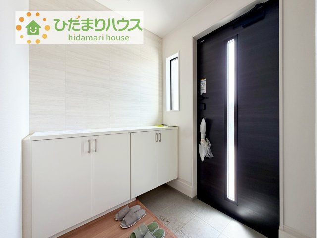 【玄関】 | つくば市東光台2期　新築戸建　2号棟 | 毎日「行ってきます」「ただいま」をいう玄関は明るく光が差し込みます♪