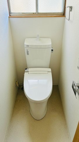 当新田中古住宅のトイレ|落ち着いた色調のトイレです