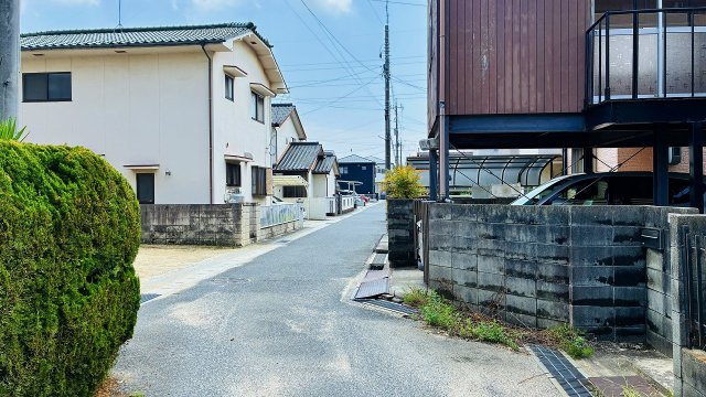 当新田中古住宅の前面道路含む現地写真|前面道路含む現地写真です