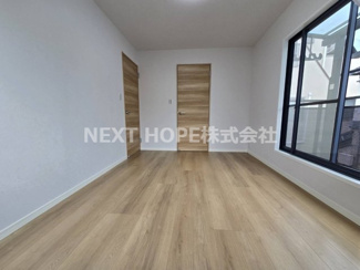 【洋室】 | 宝塚市山本南２丁目中古戸建リフォーム済み | バルコニーに面した洋室６帖です♪明るく開放的な室内です！