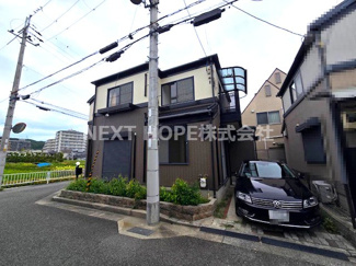 【外観】 | 宝塚市山本南２丁目中古戸建リフォーム済み | 平成１１年３月建築！令和７年１２月室内外リフォーム済み♪お待たせ無しで即ご入居していただけます！！角地で明るく開放的です！！