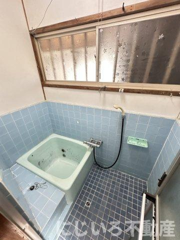 阿南市津乃峰町中分の一戸建ての浴室