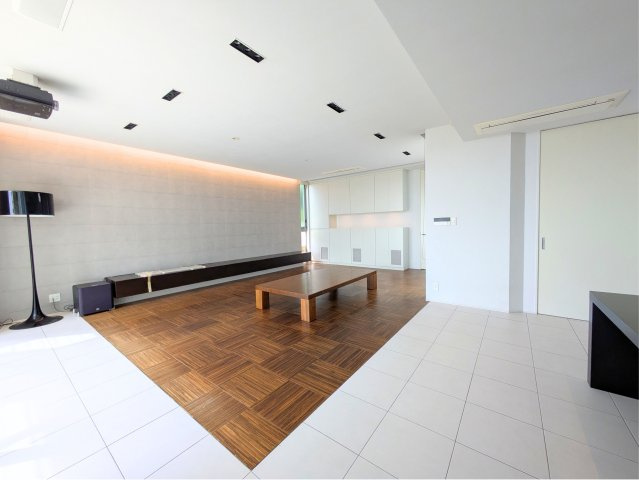 白水台6丁目戸建の居間・リビング|こちらのリビングで趣味の時間をお楽しみください