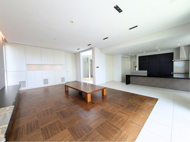 白水台6丁目戸建の居間・リビング|木のぬくもりを感じるフロアと白いタイルが調和する、開放感あふれる広々としたLDK空間です。