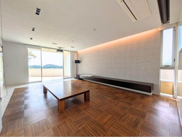 白水台6丁目戸建の居間・リビング|大きな窓から豊かな自然を一望できます。間接照明のやわらかな光が、くつろぎの時間を演出します。