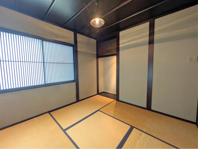 白水台6丁目戸建の和室|格子の引き戸と畳の組み合わせが心地よい和室です。温かみのあるペンダントライトが優しく照らします。