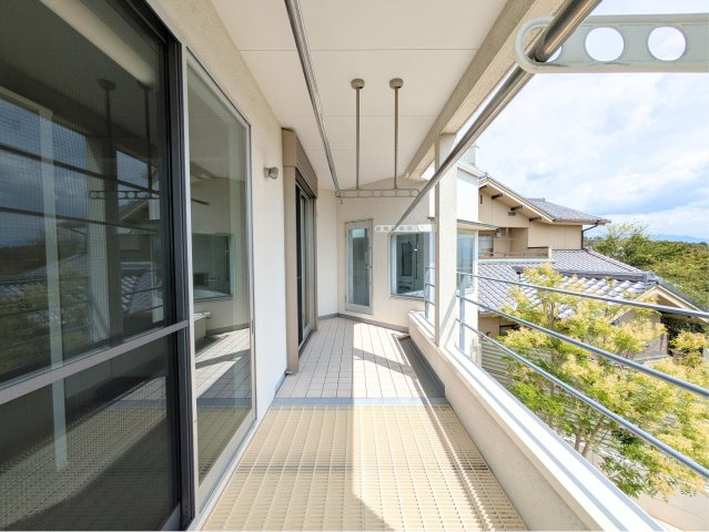 白水台6丁目戸建のバルコニー|奥行きと幅にゆとりがある使いやすいバルコニーです。複数の部屋から出入り可能な回遊動線が魅力です。