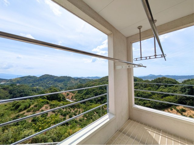 白水台6丁目戸建の展望|屋根付きで急な雨でも安心なバルコニー空間です。心地よい風を感じながら青空と緑の景色を堪能できます。