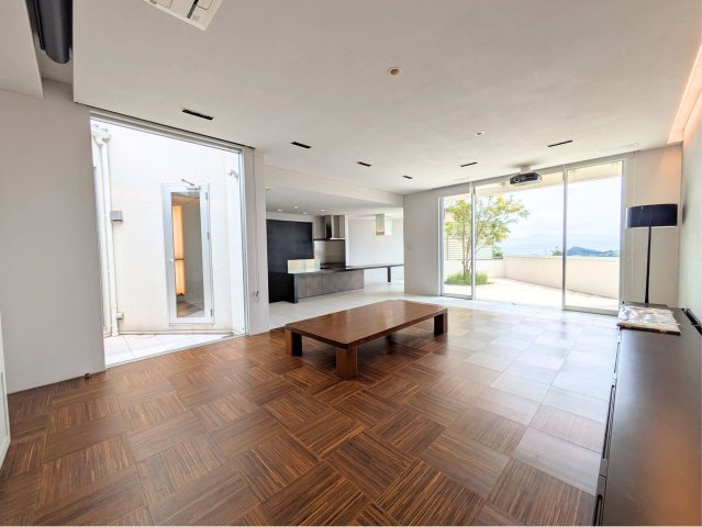 白水台6丁目戸建の居間・リビング|こちらの居間で趣味の時間をお楽しみください