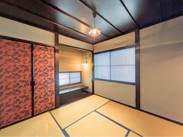 白水台6丁目戸建の和室|紅葉柄のふすまがアクセントの和室です。吊り押し入れ下の小窓から差し込む光が空間を彩ります。
