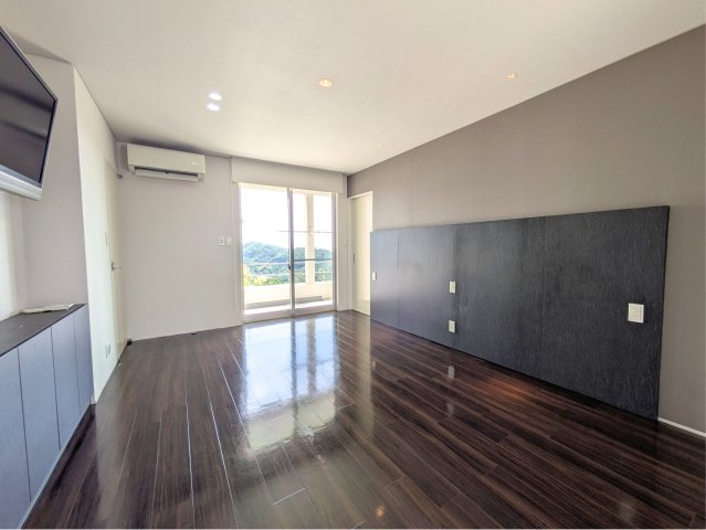 白水台6丁目戸建の洋室|大きな窓と広々した洋室で、家具の配置等もしやすいです。