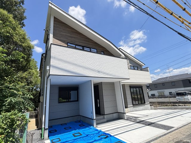 KEIAI GRACE守山区小幡北3期｜名古屋市の戸建ならホームアップの駐車場|ご夫婦それぞれで車を所有しても安心の並列2台駐車。朝の忙しい時間帯も、車の入れ替え不要でスムーズに出発できます