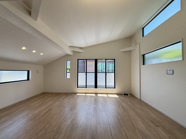 KEIAI GRACE守山区小幡北3期｜名古屋市の戸建ならホームアップの居間・リビング|たっぷりの陽光が降り注ぎ、自然と家族が集まる明るい空間。笑顔あふれる団らんの時間がここから始まります。